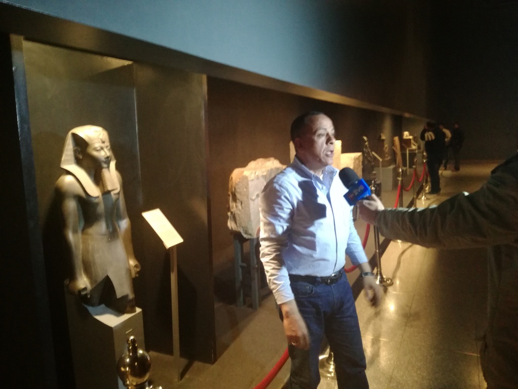 مدير اثار الاقصر خلال فعاليات تنصيب التمثال بمتحف الاقصر