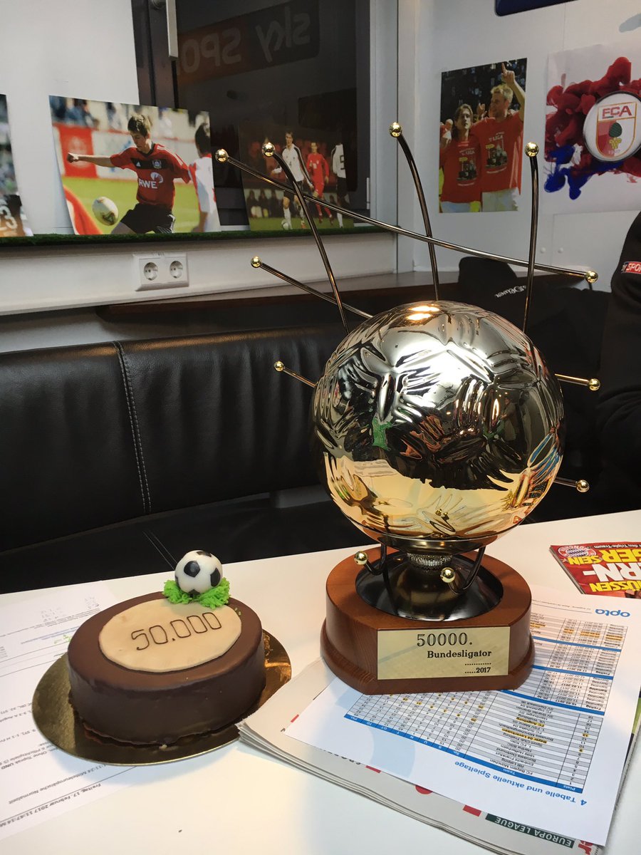 الكأس التي سيحصل عليها كريم بلعربي من مجلة بيلد بعد تسجيله الهدف رقم 50.000 في تاريخ البوندزليجا