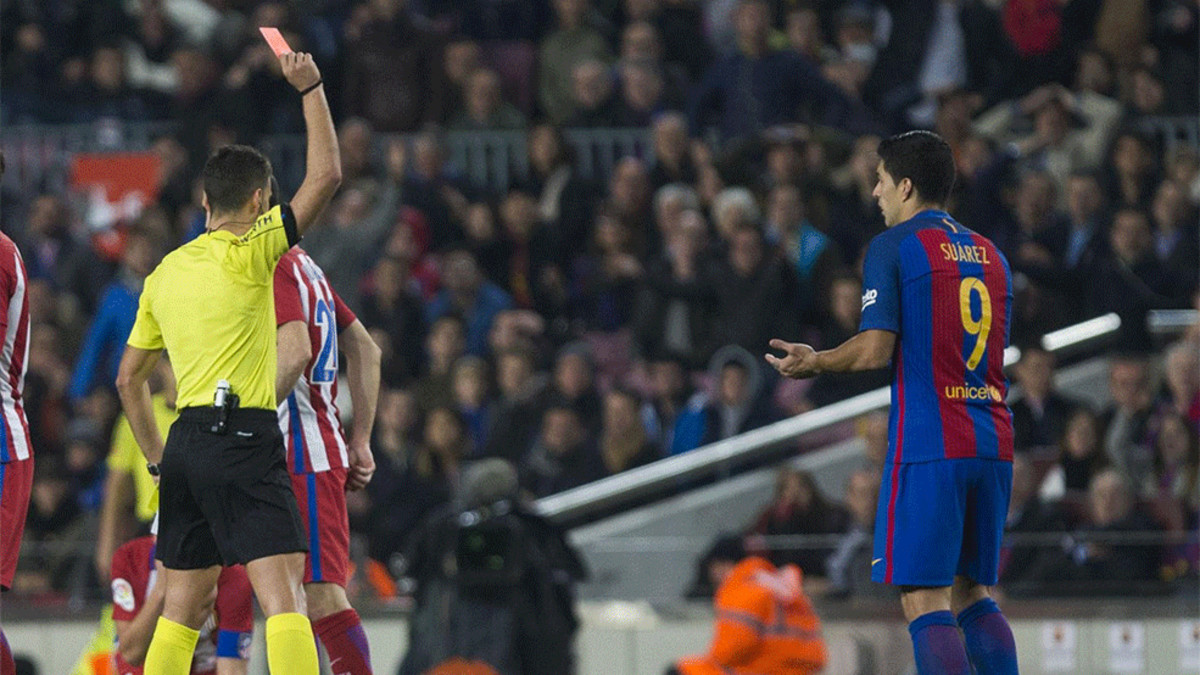 سواريز مهاجم برشلونة اثناء طرده فى مباراة اتلتيكو