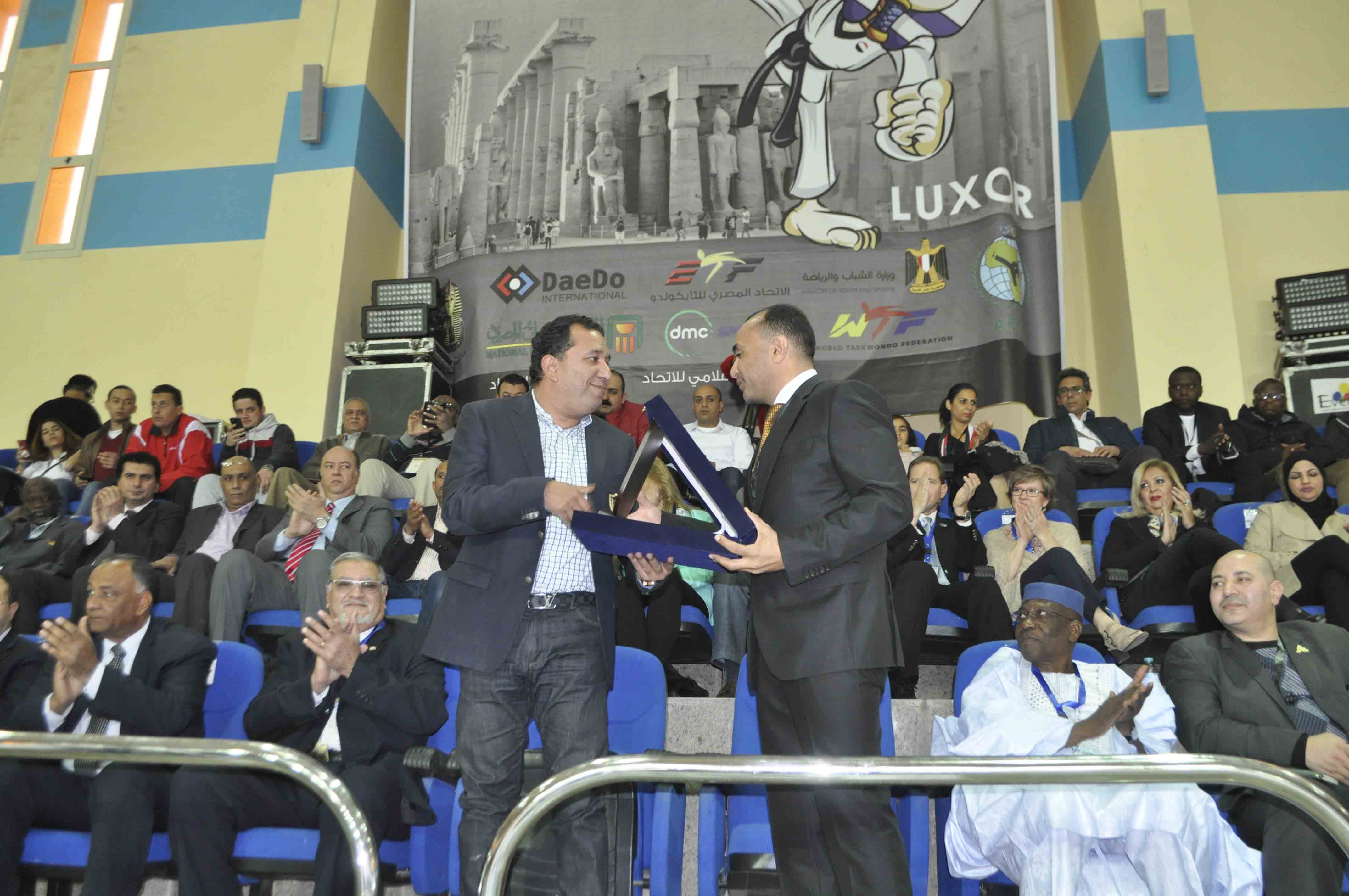  تكريم محافظ الاقصر خلال افتتاح البطولة