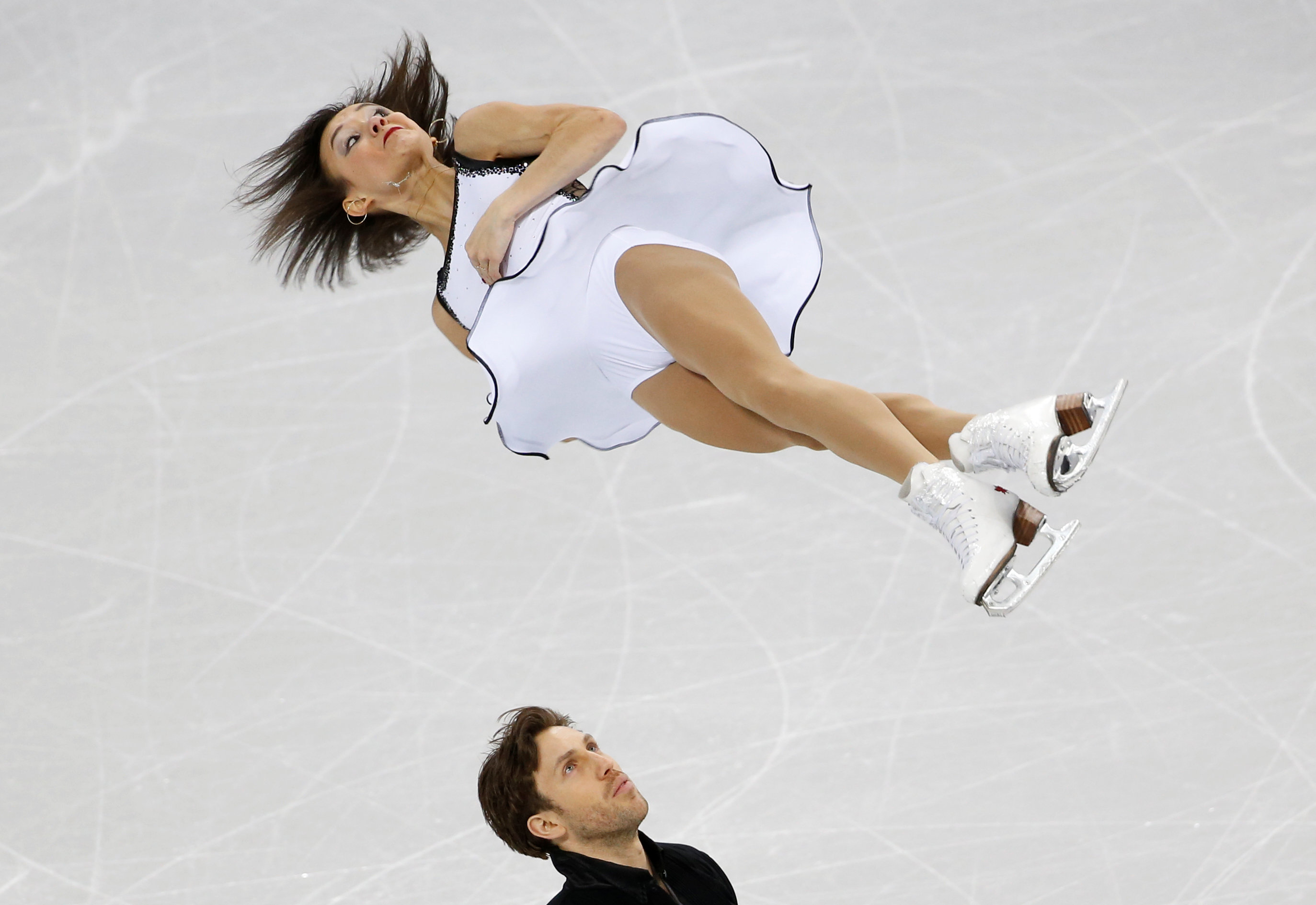 فتاة تدور فى الهواء خلال رقصة ببطولة التزلج على الجليد