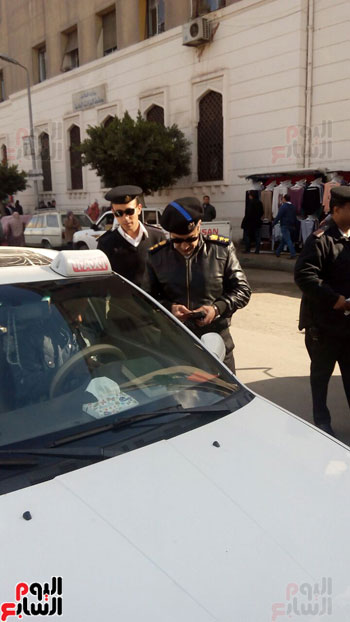 توقف سيارة لفحص رخصها بجوار ضريح سعد زغلول