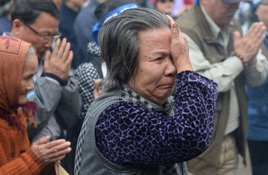 سيدة تبكى خلال احياء الذكرى 38 لحرب الحدود الصينية فى فيتنام