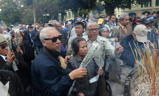مواطنون يضعون الورود والبخور أمام تمثال الملك لى فى فيتنام