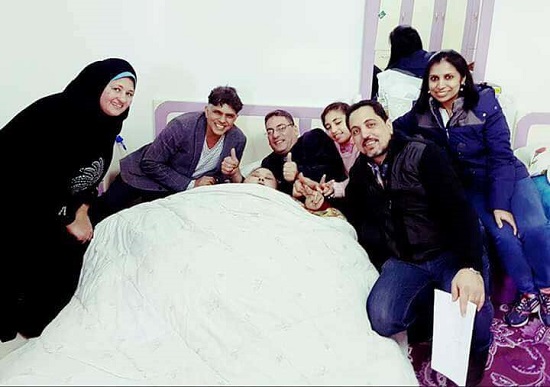 إيمان مع أهلها وطبيبها الهندى إيمان مع أهلها وطبيبها الهندى