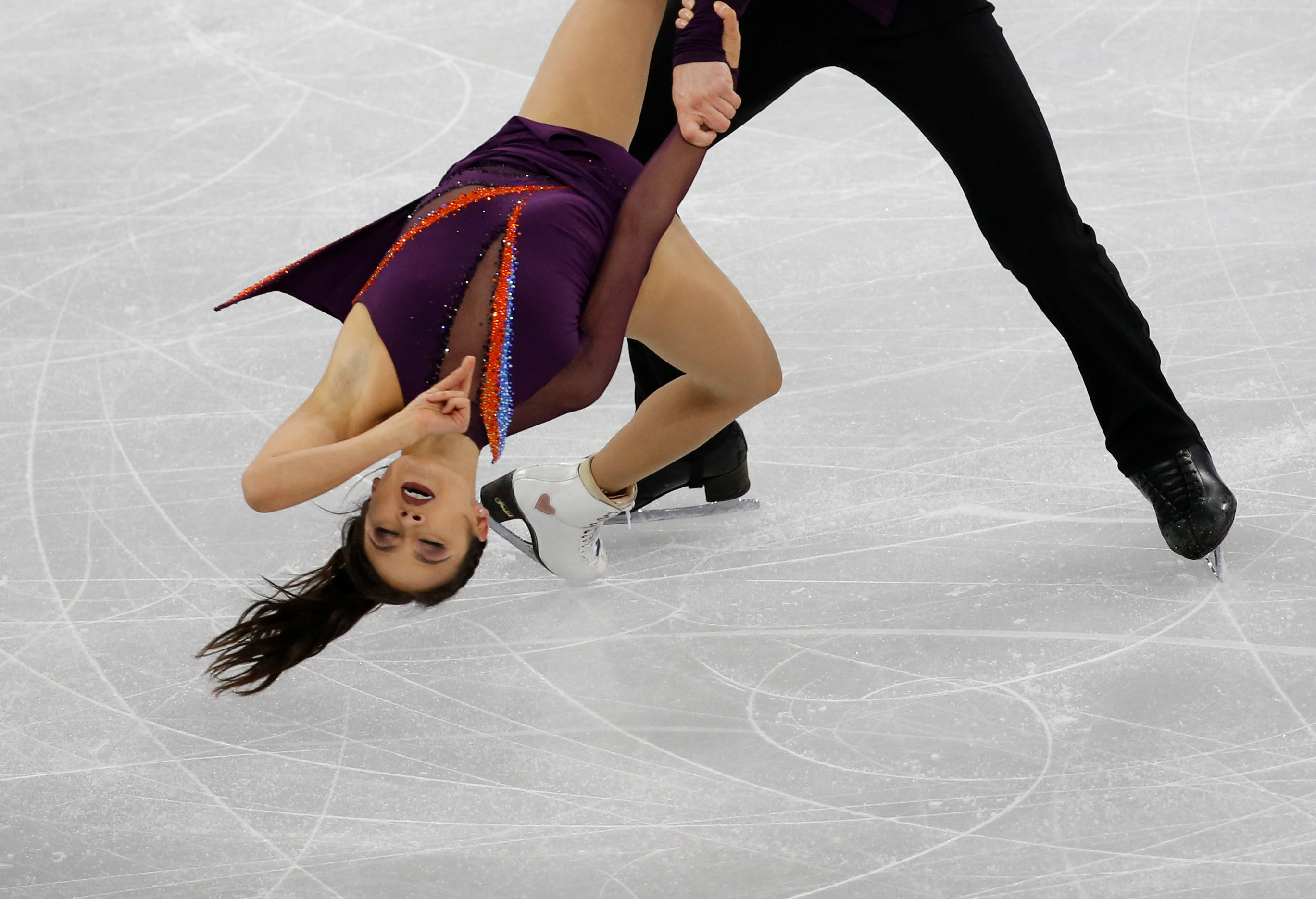 فتاة تميل برأسها تجاه الأرض فى رقصه على الجليد بكوريا الجنوبية