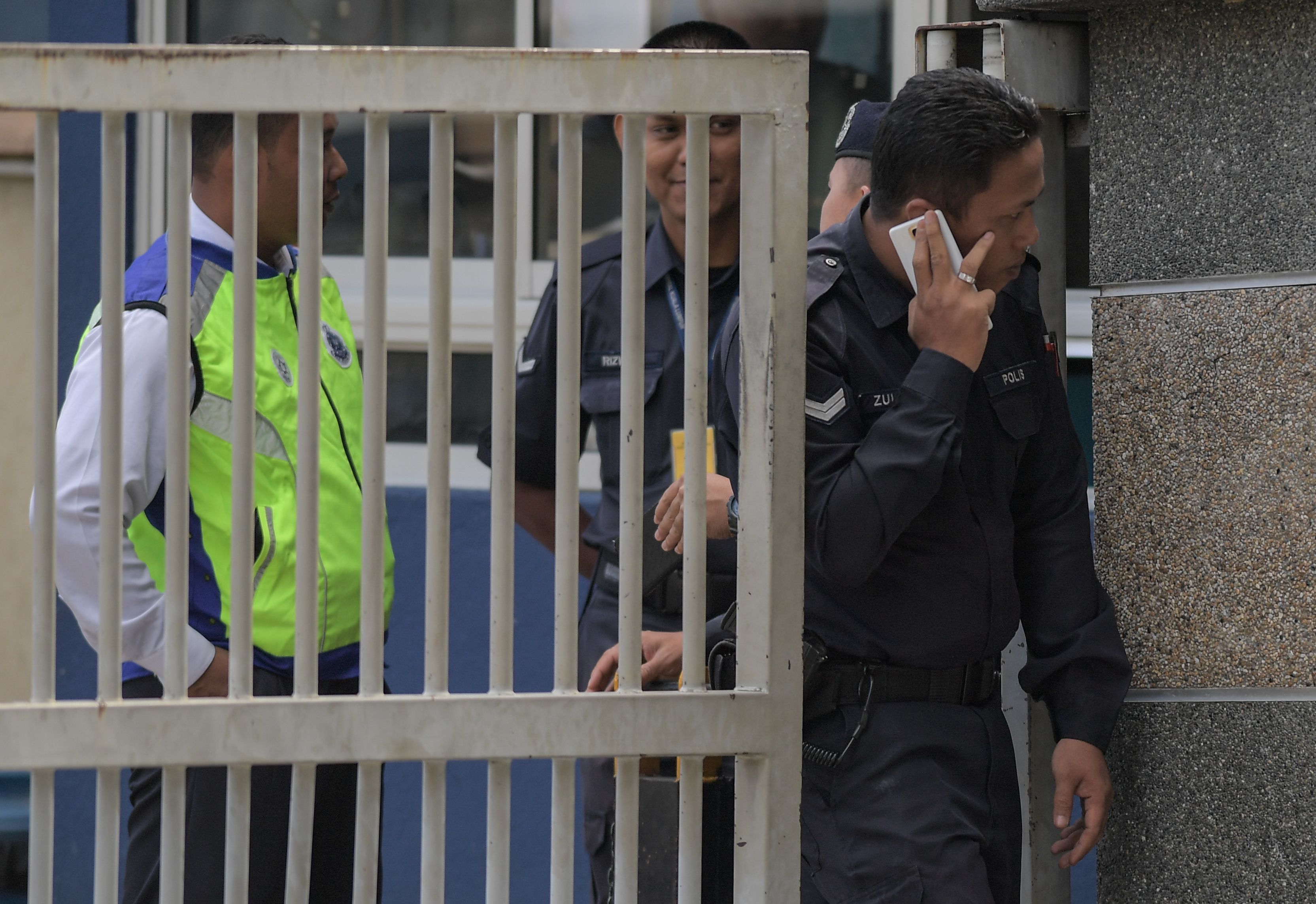 أحد أفراد الأمن الماليزى يدخل المستشفى الموجود بها أخو زعيم كوريا الشمالية المقتول