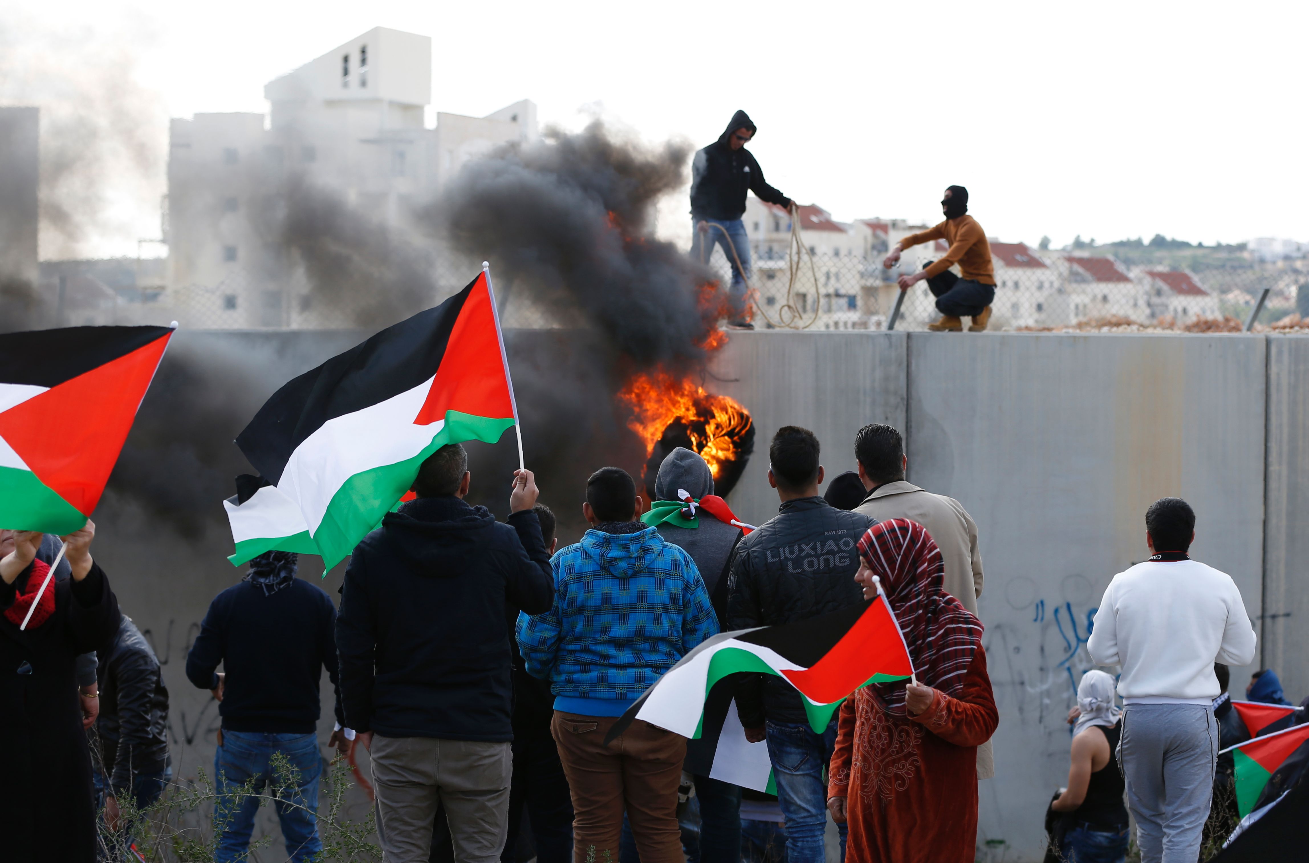 فلسطينيون يحيون الذكرى الـ12 لانطلاق المقاومة الشعبية فى بلعين