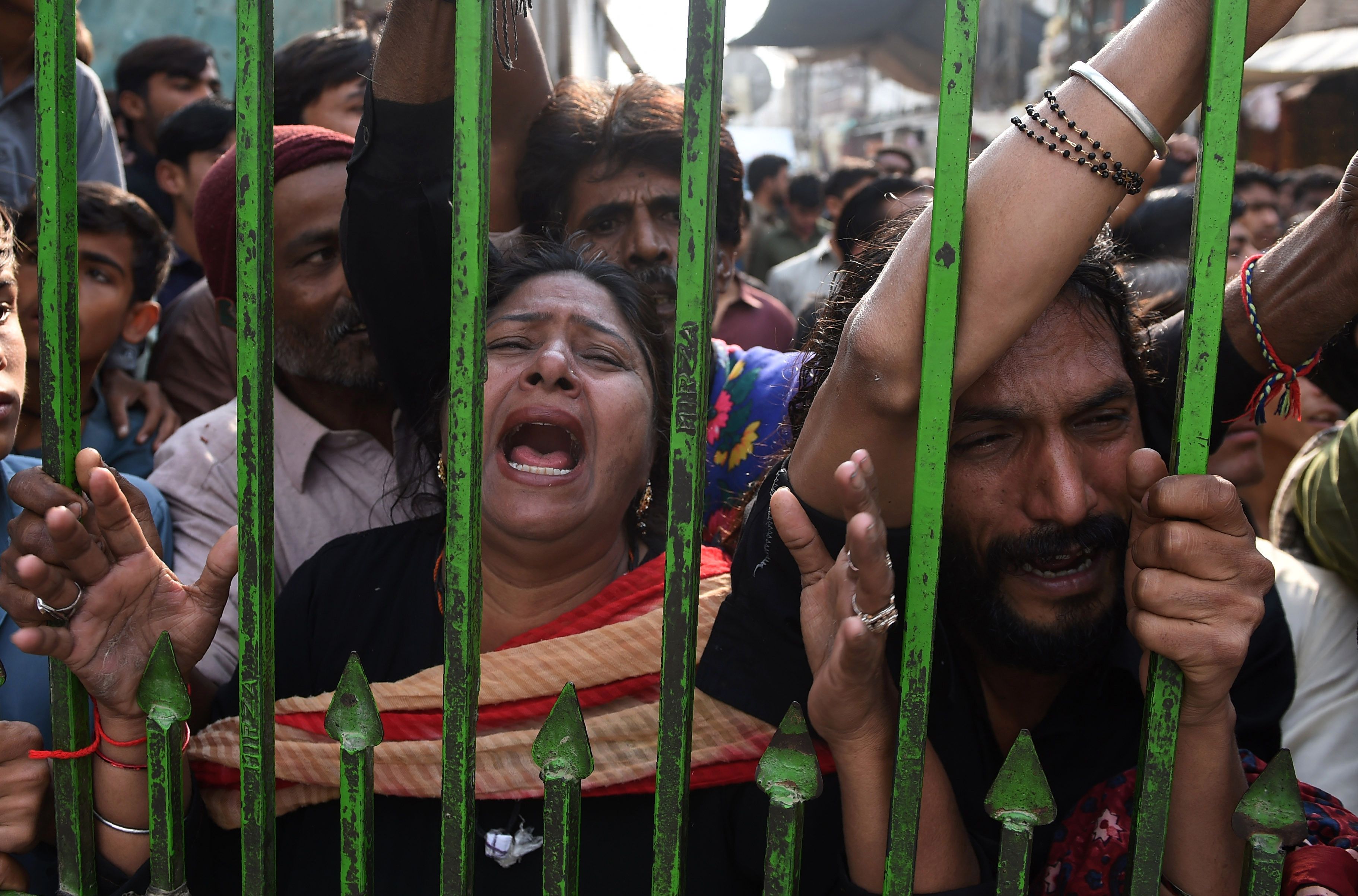 أقارب ضحايا تفجير الضريح الباكستانى يصرخون على أبواب الضريح