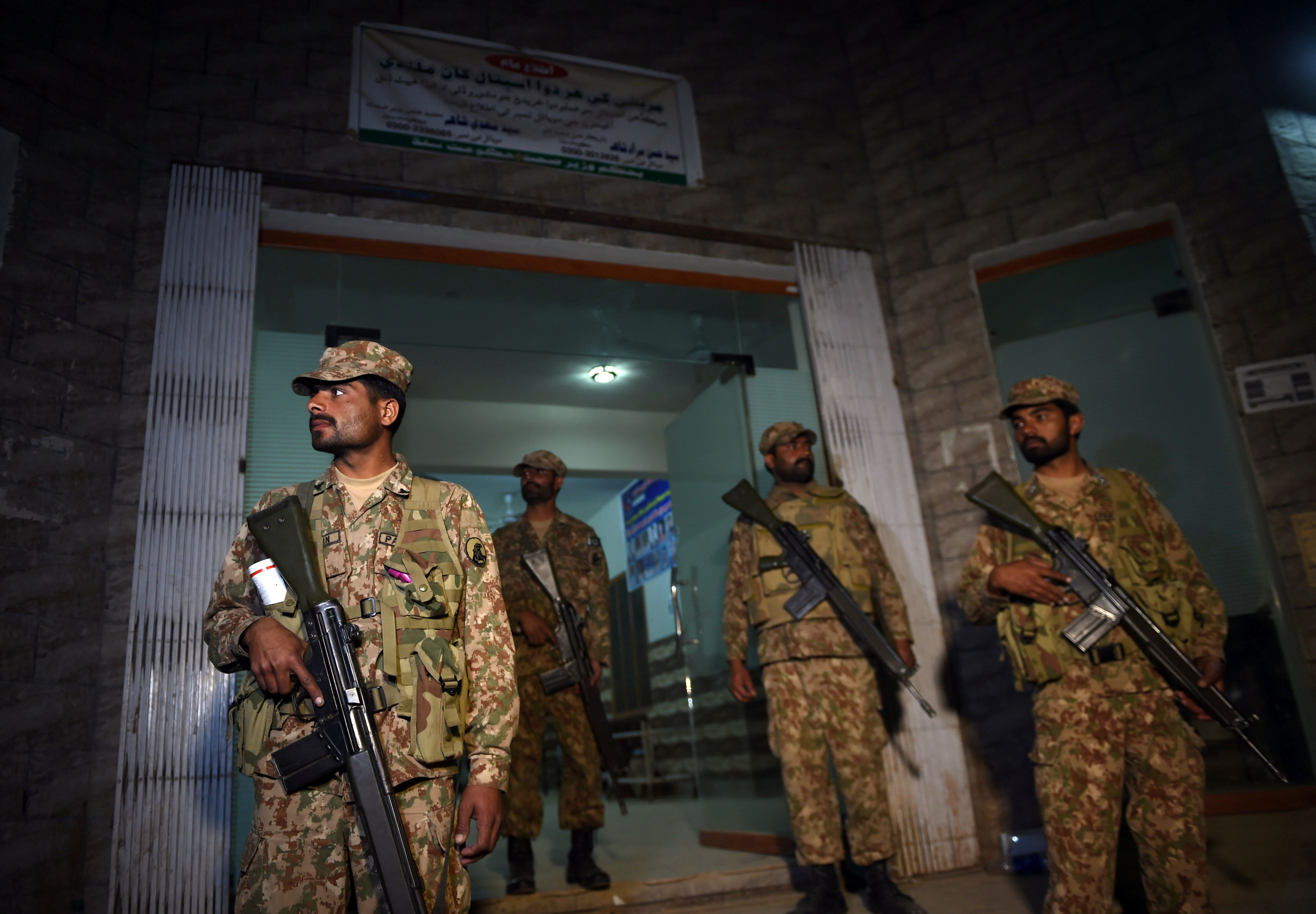 أفراد الجيش الباكستانى يؤمن المشفى الذى يعالج فيه مصابو التفجير