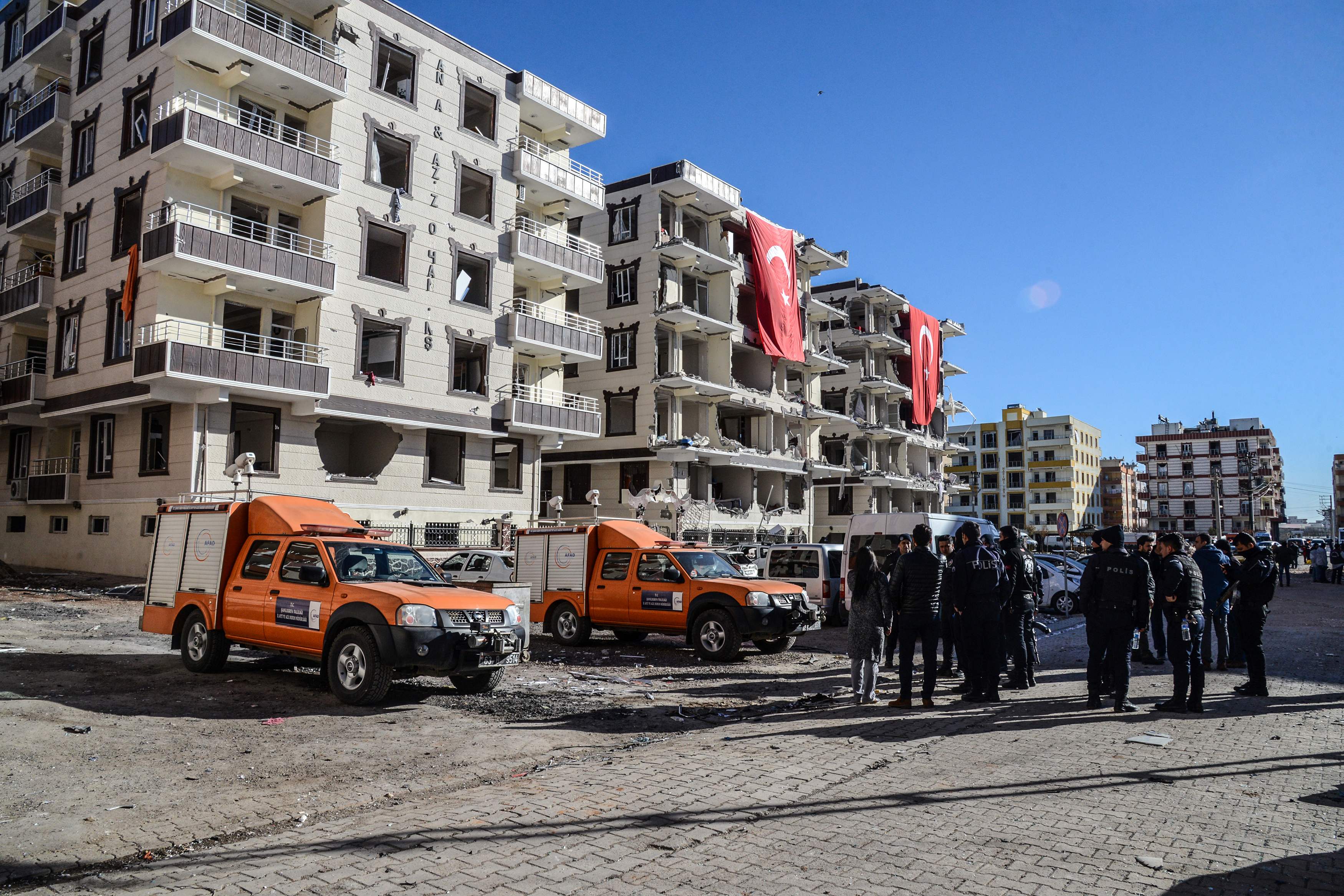 سيارات الإسعاف والشرطة تصطف فى موقع الانفجار بتركيا