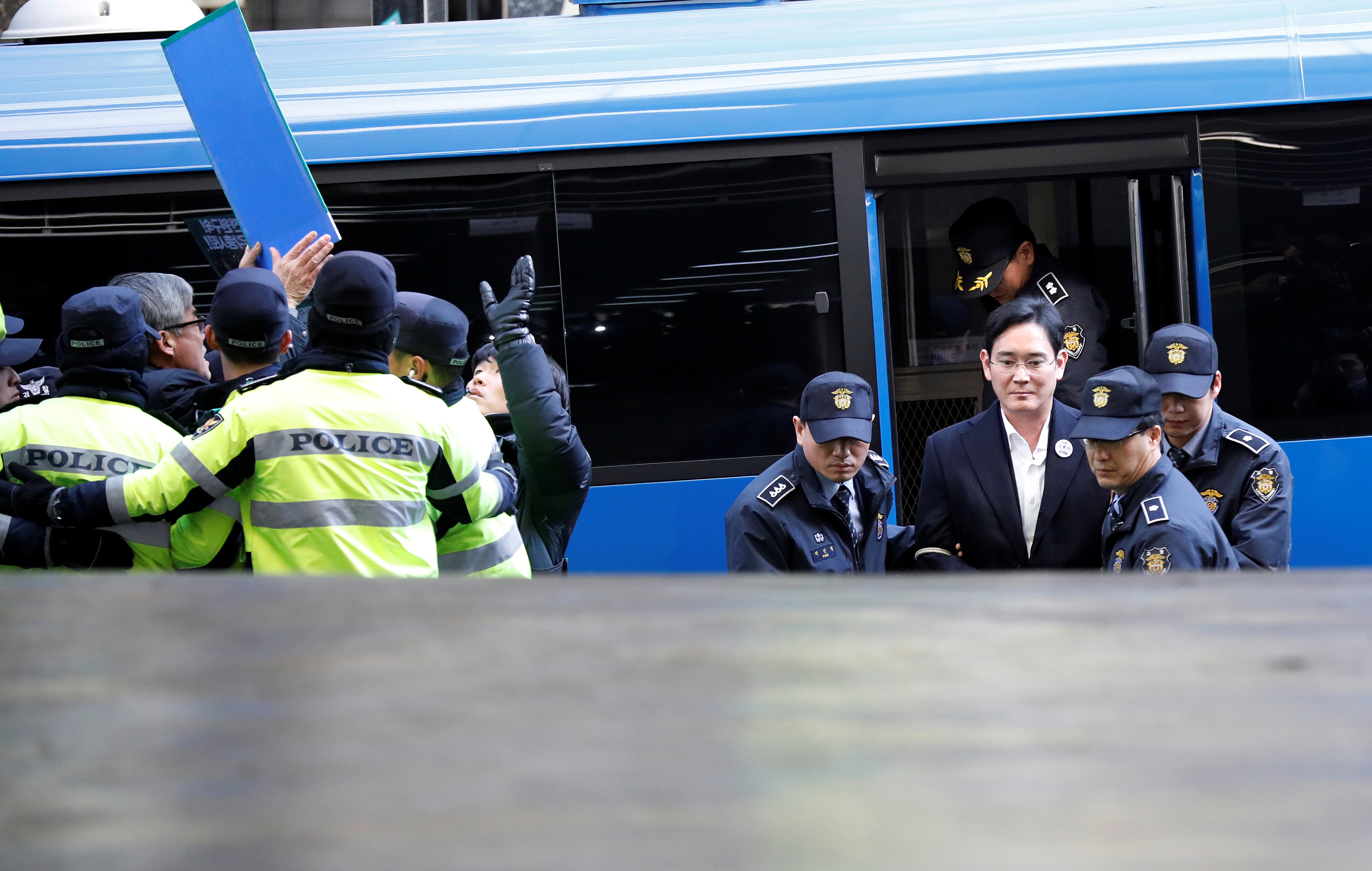  شرطة كورية الجنوبية تمنع متظاهر خلال وصول رئيس سامسونج لاستجوابه