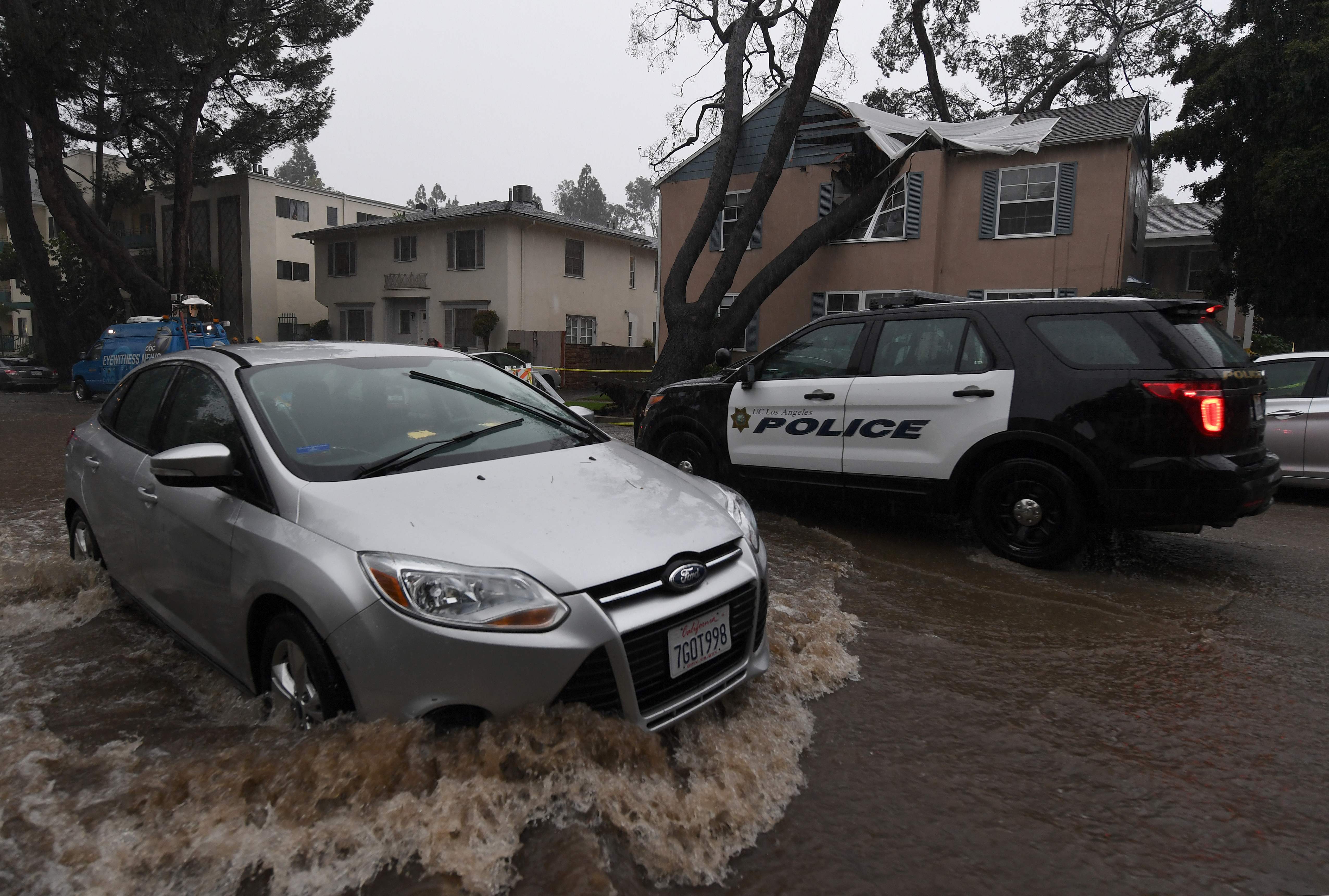 المياه تغمر السيارات فى كاليفورنيا بعد هطول غزير للأمطار
