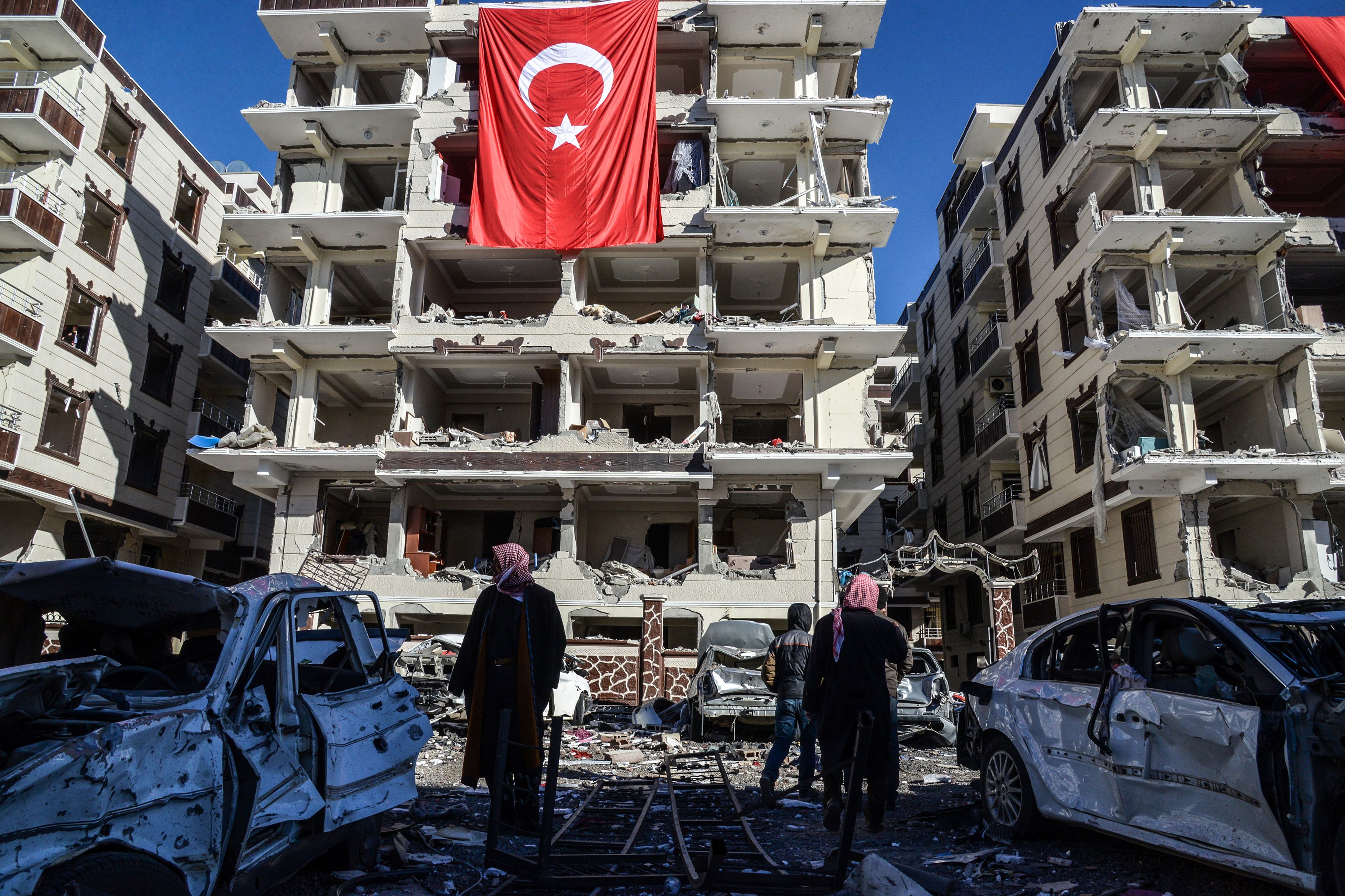 أثار الدمار على المبانى السكنية فى تركيا عقب الانفجار