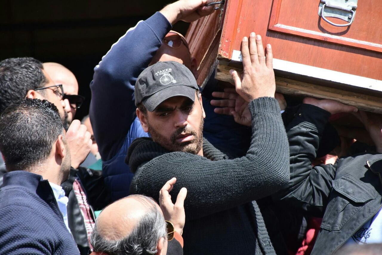 احمد كرارة شقيق امير كرارة في جنازة والده