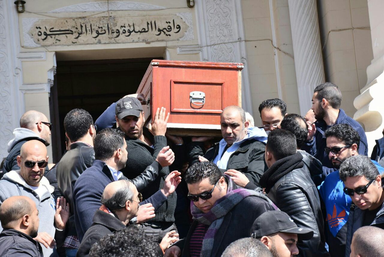 خروج الجثمان من مسجد الثورة عقب الصلاة متوجها الي المقابر
