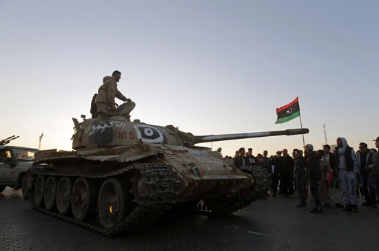 عناصر من الجيش الليبى يحتفلون بذكرى الثورة الليبيىة