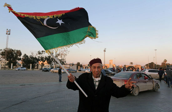 علم ليبيا يرفرف خلال الاحتفال بذكرى الثورة