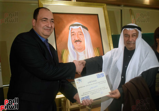 السفير الكويتى يمنح الفنان أحمد بيومى شهادة تقدير