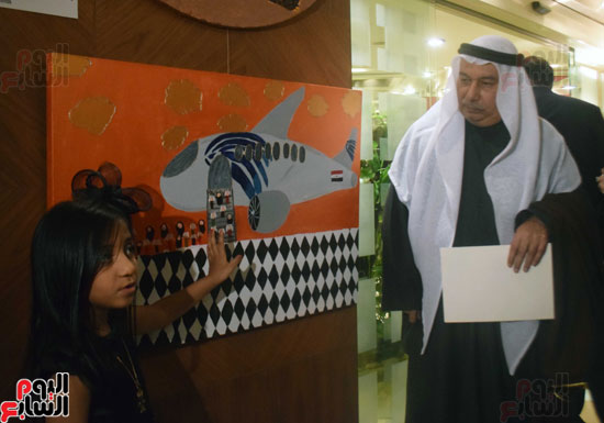 السفير الكويتى يستعرض لوحة للطفلة رحيل