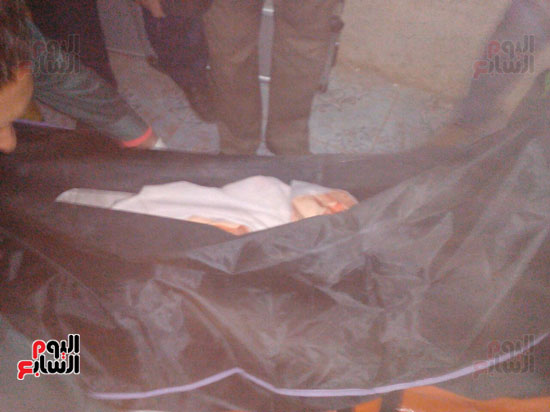 جثة السيدة المسنة بعد استخراجها من أسفل الأنقاض بسوهاج