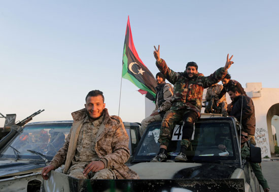 عناصر من الجيش الليبى يشاركون فى الاحتفال بذكرى الثورة