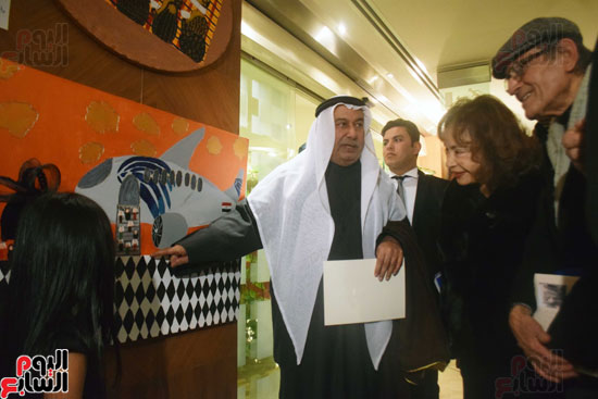 السفير الكويتى يعلق على لوحة للطفلة رحيل