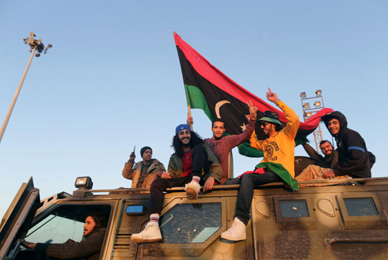 مواطنون ليبيون يحتفلون بذكرى الثورة