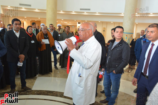  مدير المستشفى يقدم الشرح للضيوف خلال زيارتهم للمستشفي