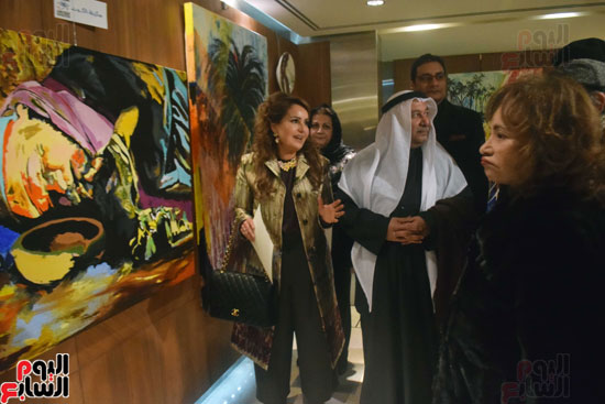 السفير الكويتى يتفقد لوحات المعرض
