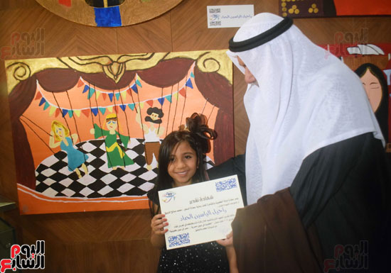 السفير الكويتى يمنح الطفلة رحيل شهادة تقدير