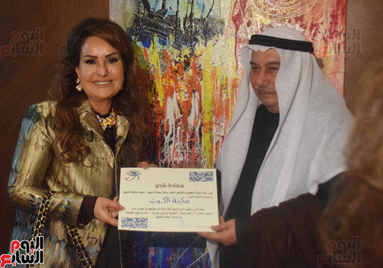 السفير الكويتى يمنح الفنانة سكينة الكوت شهادة تقدير