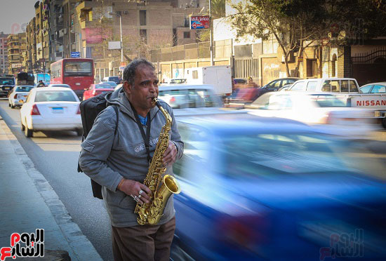 محمد-أثناء-العزف-فى-الشارع