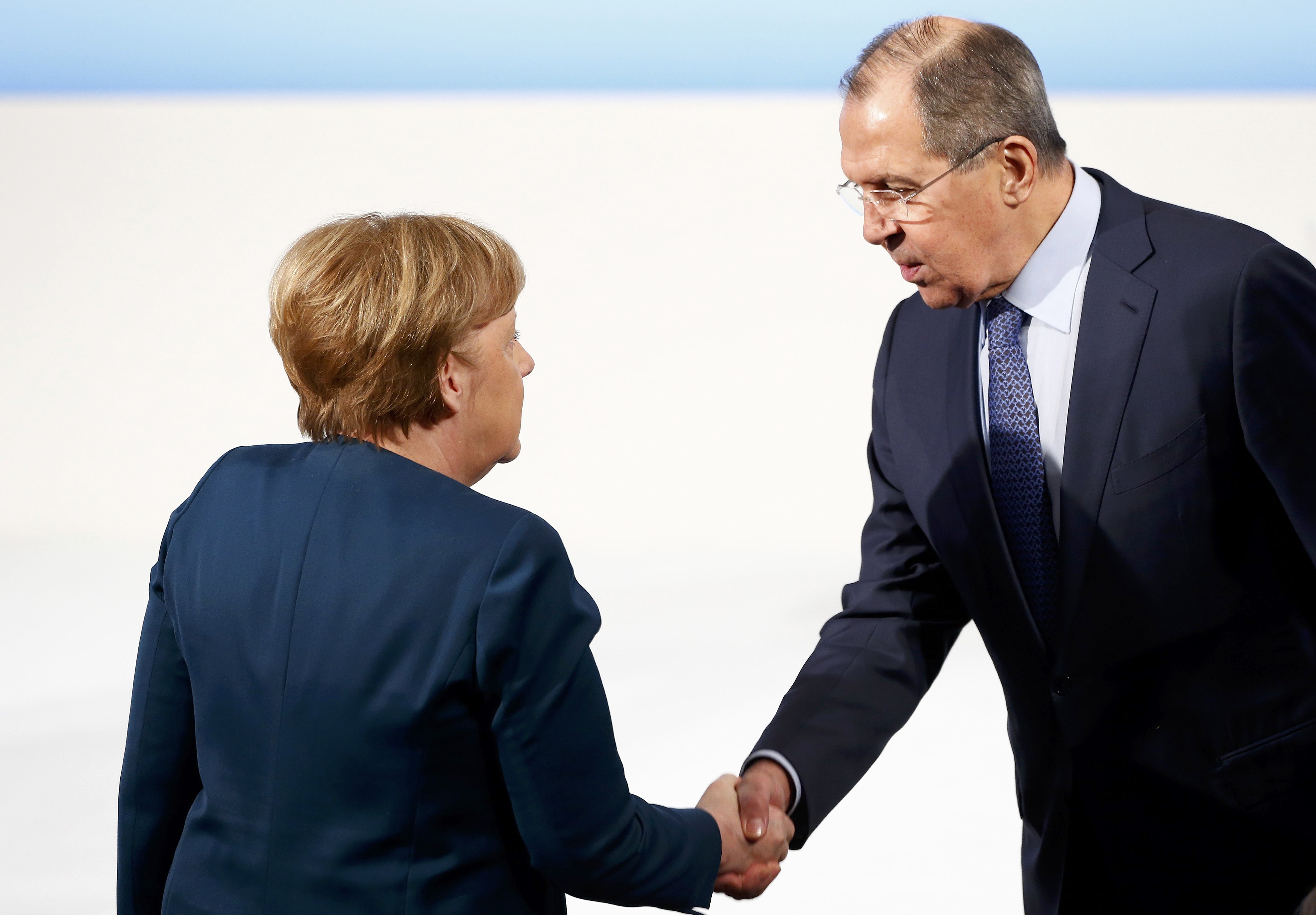 المستشارة الألمانية انجيلا ميركل ترحب بوزير الخارجية الروسى فى مؤتمر ميونخ للأمن