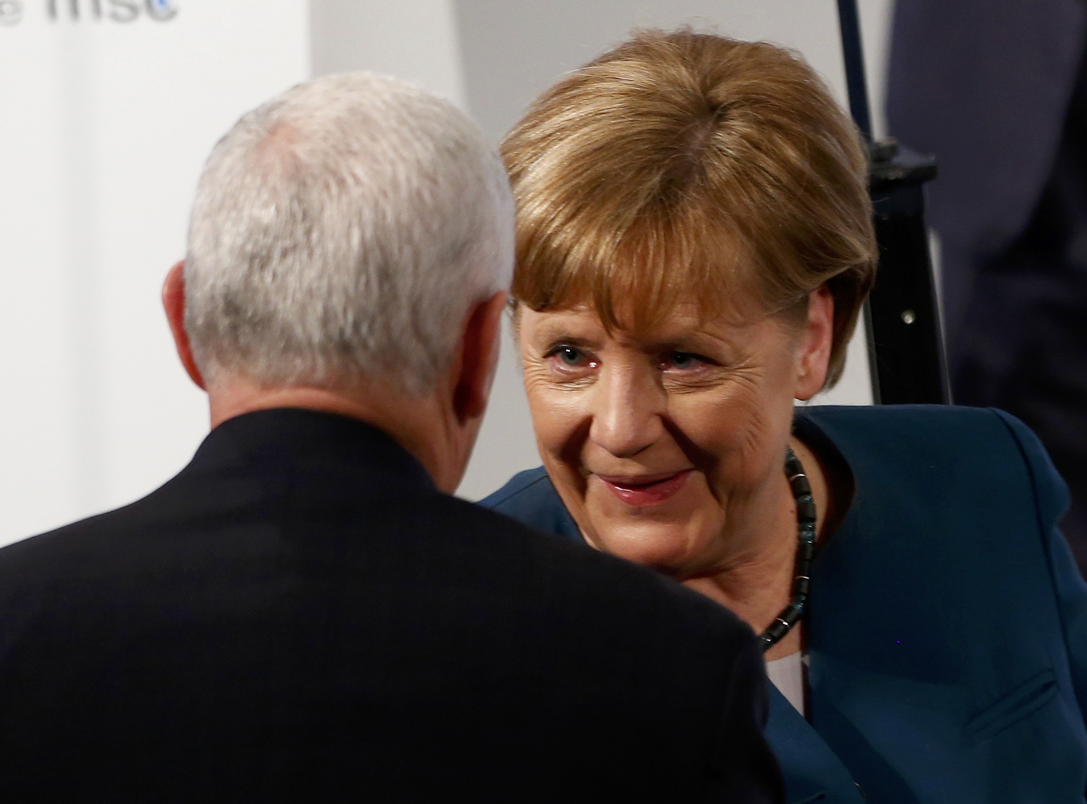 المستشارة الألمانية انجيلا ميركل تتحدث مع نائب الرئيس الأمريكى على هامش مؤتمر ميونخ للأمن