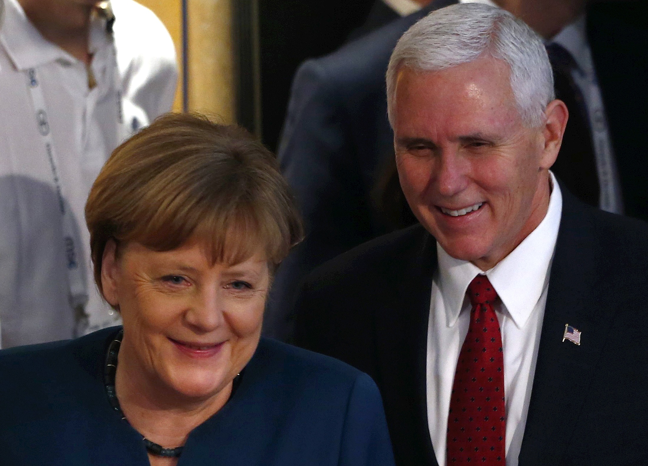 المستشارة الألمانية انجيلا ميركل ومايك بنس نائب الرئيس الأمريكى فى مؤتمر ميونخ للأمن