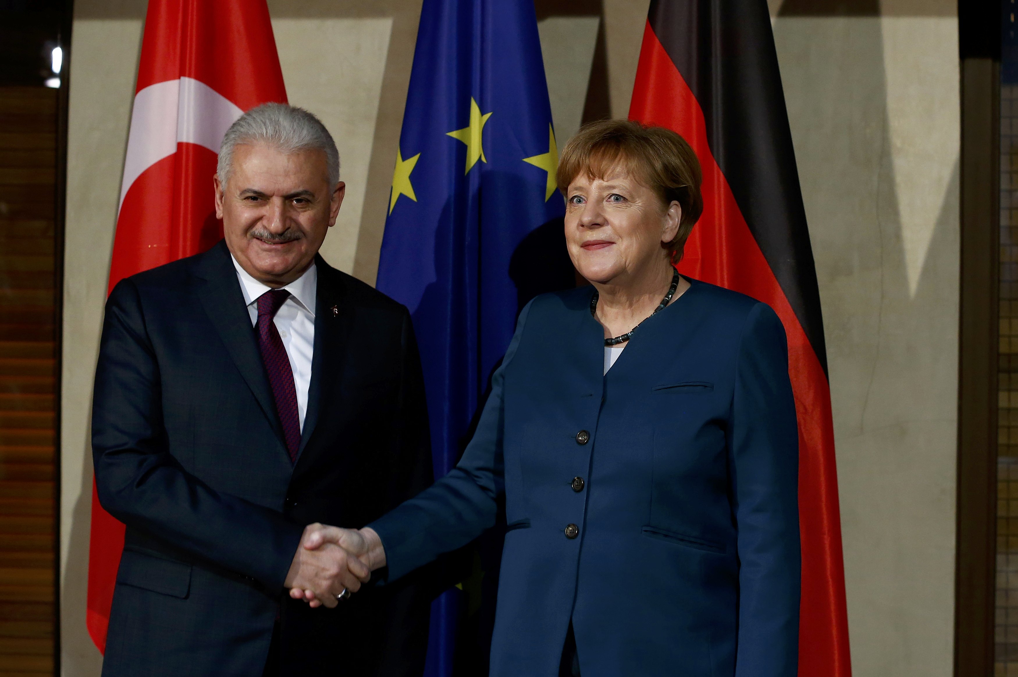 انجيلا ميركل تلتقط صورة مع وزير الخارجية التركى بن على يلدريم على هامش مؤتمر ميونخ للأمن