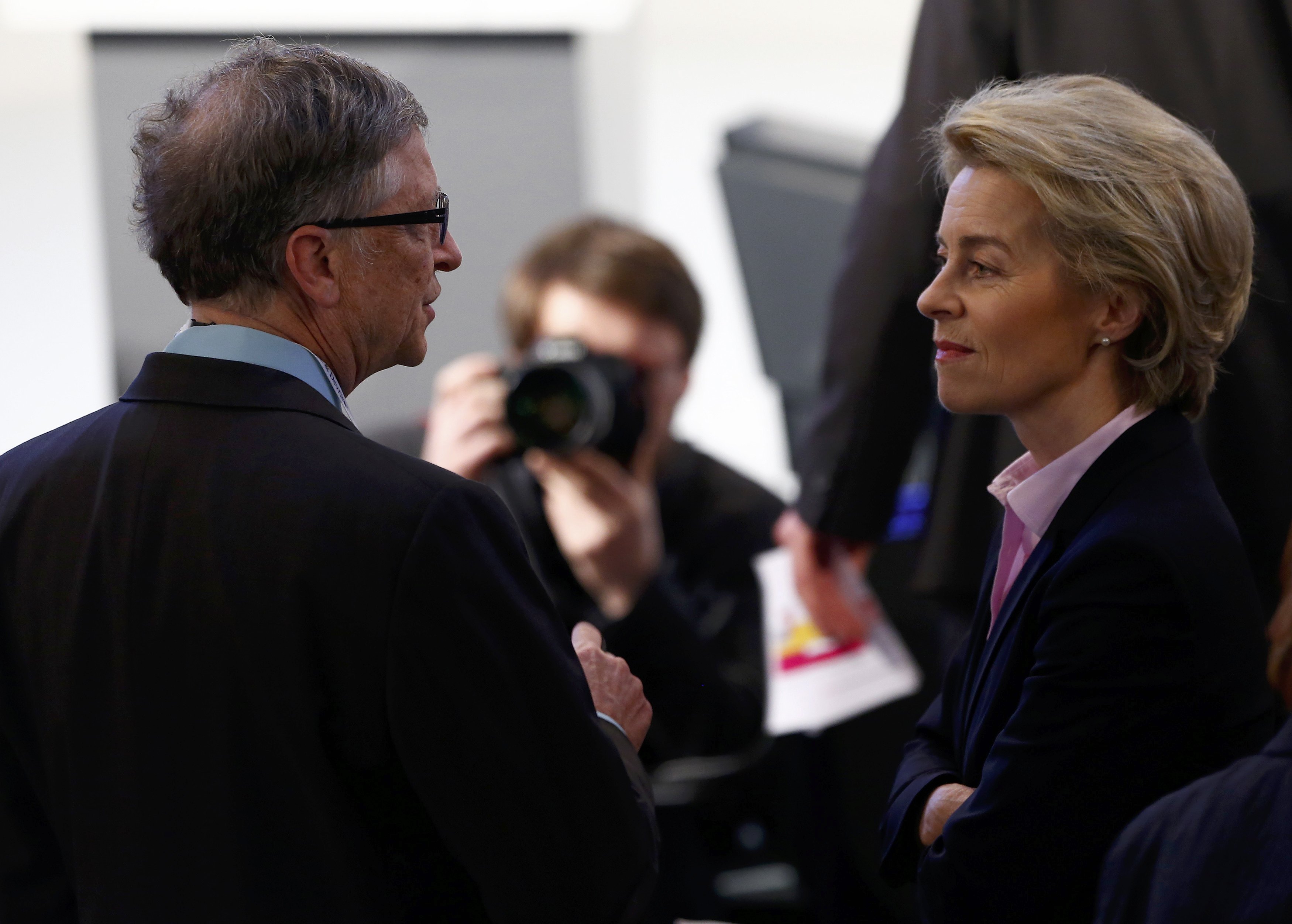 وزيرة الدفاع الألمانى أورسولا فون دير ليان تتحدث مع بيل جيتس فى مؤتمر ميونخ للأمن