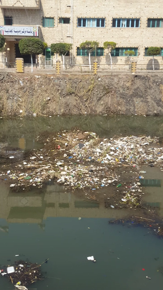 القمامة فى ترعة البحر الصغير امام مجلس المدينة