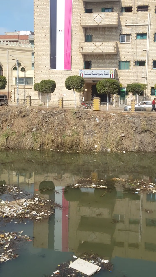 صورة أخرى توضح تراكم القمامة فى ترعة البحر الصغير أمام مجلس المدينة