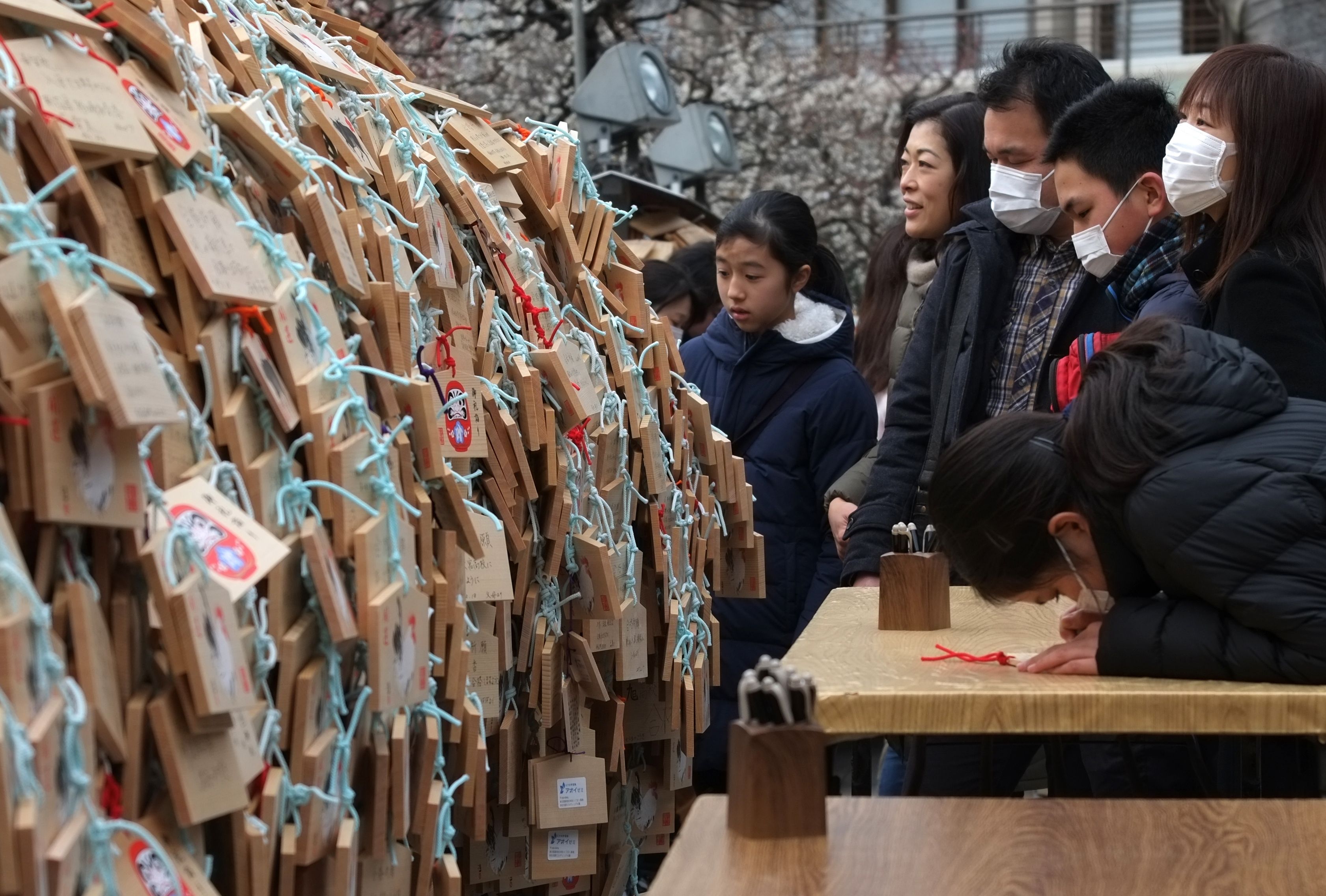 الطلاب وأولياء الأمور فى اليابان يصلون طلبًا للنجاح أمام ضريح