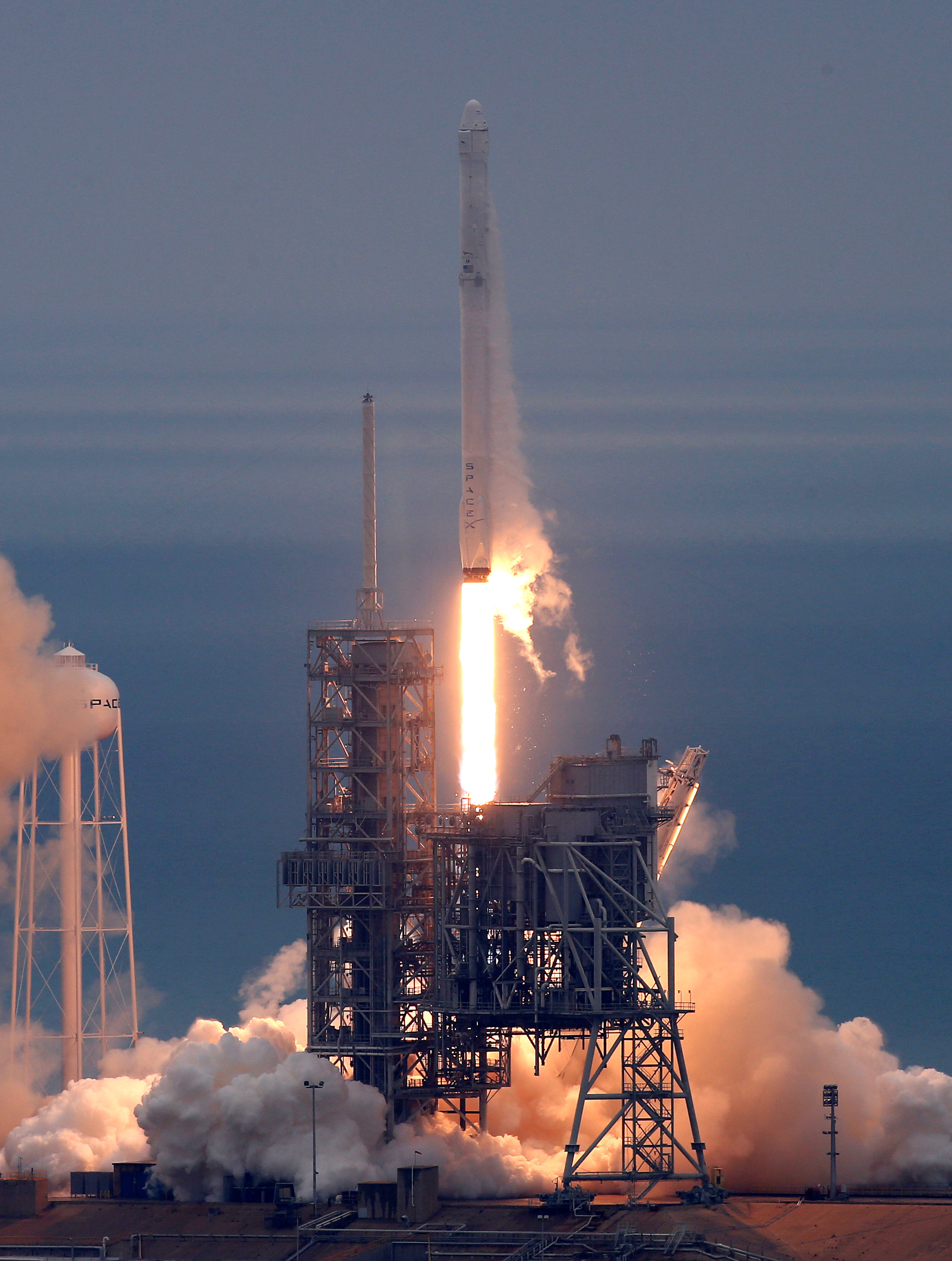 مراحل إطلاق صاروخ فالكون 9 من محطة فضاء كينيدى بفلوريدا