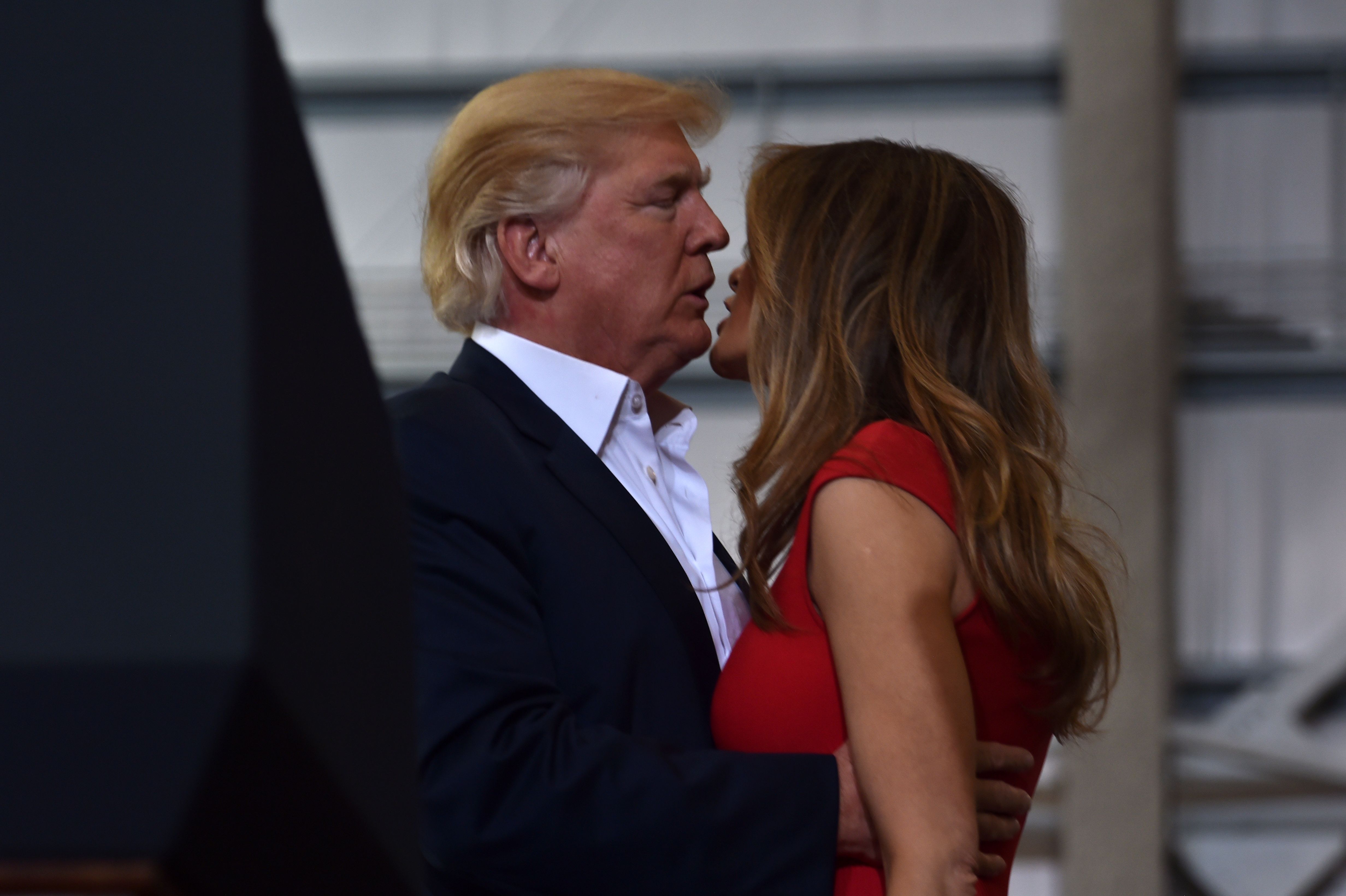 ترامب يقبل زوجته أمام مناصريه فى فلوريدا