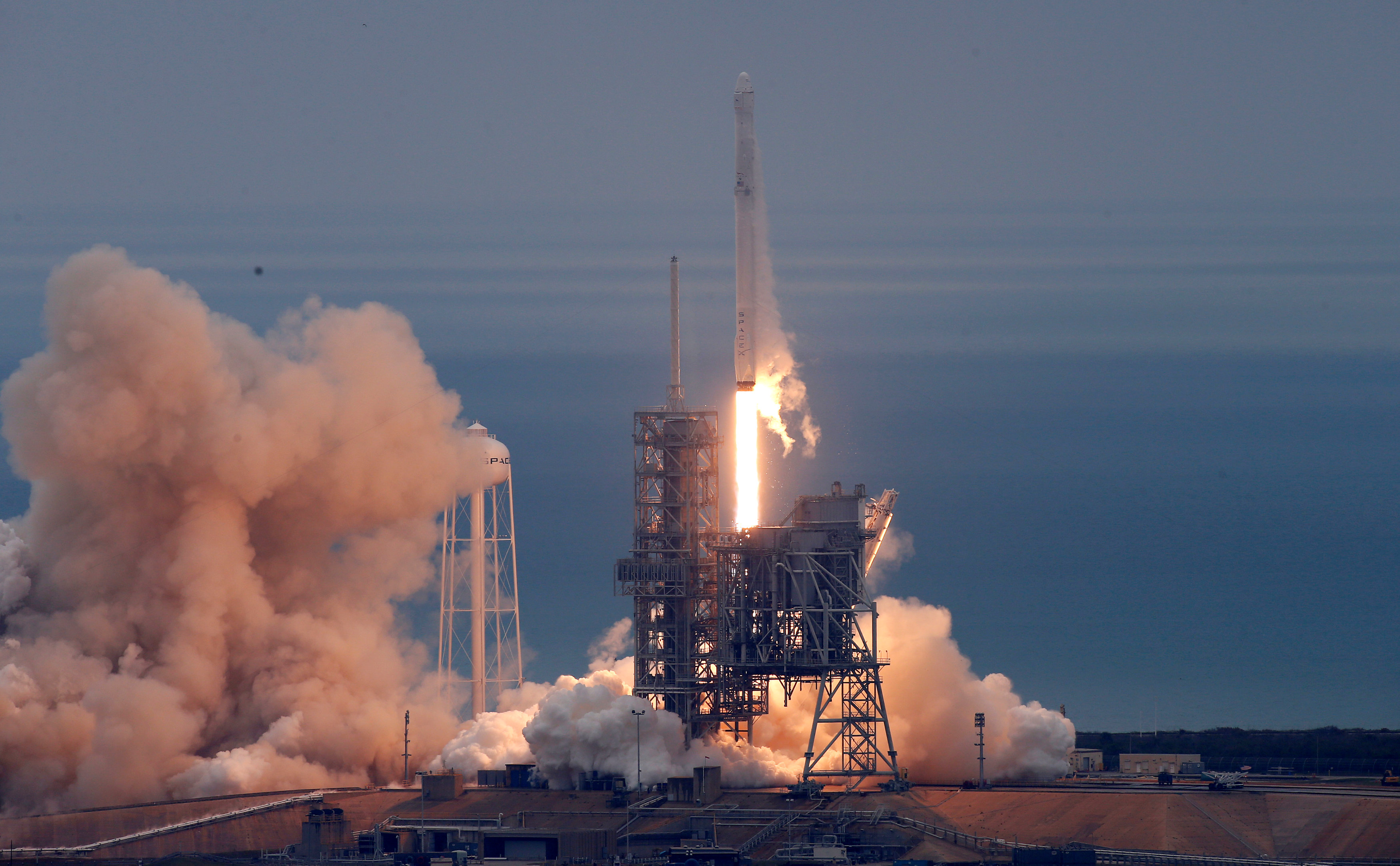 اطلاق صاروخ فالكون 9 من محطة فضاء كينيدى بفلوريدا