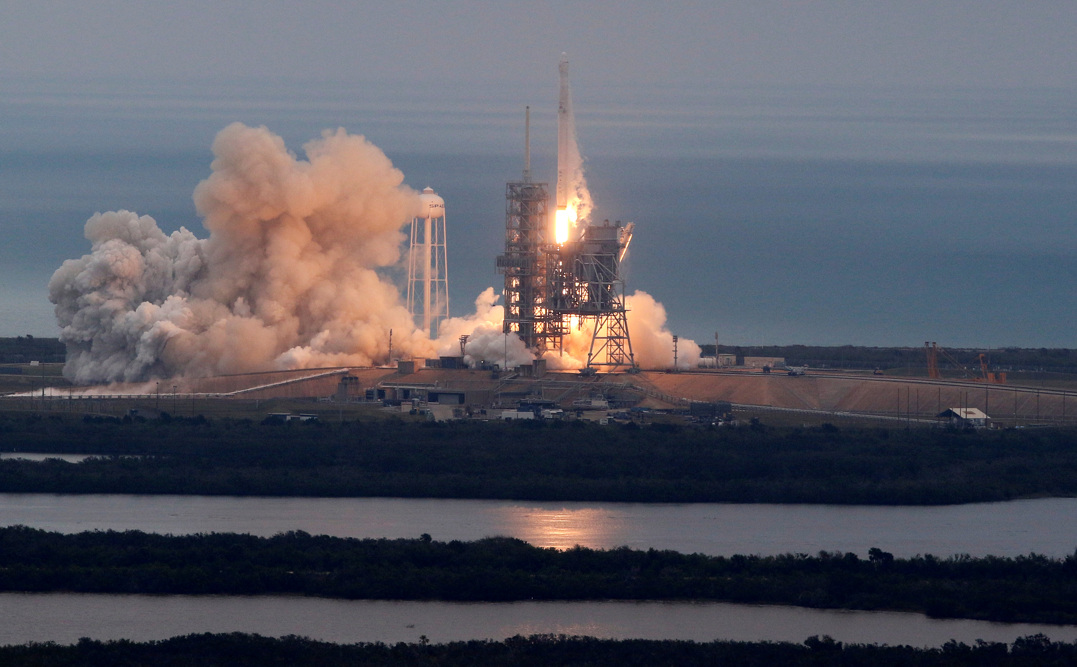 انطلاق صاروخ فالكون 9 التابع لشركة سبيس اكس من فلوريدا
