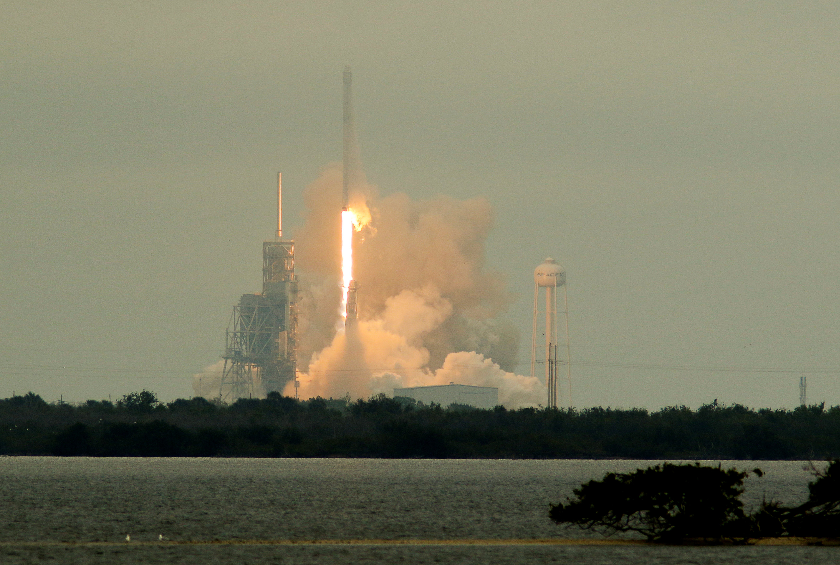 صاروخ فالكون 9 يغادر منصة الإطلاق من محطة فضاء كينيدى فى فلوريدا