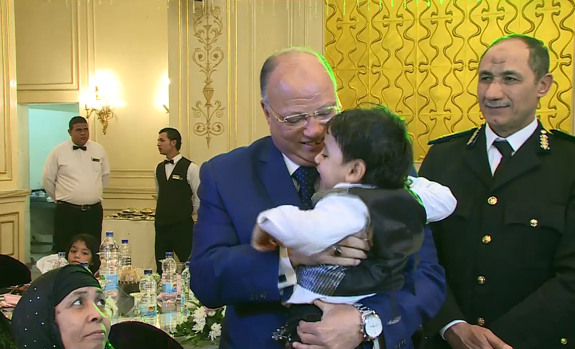 •	مدير أمن القاهرة يقبل طفل شهيد
