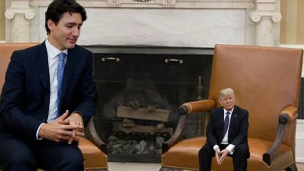 الصورة المفضلة للساخرين ترودو رئيس وزراء كندا ينظر بسخرية للرئيس الأمريكى