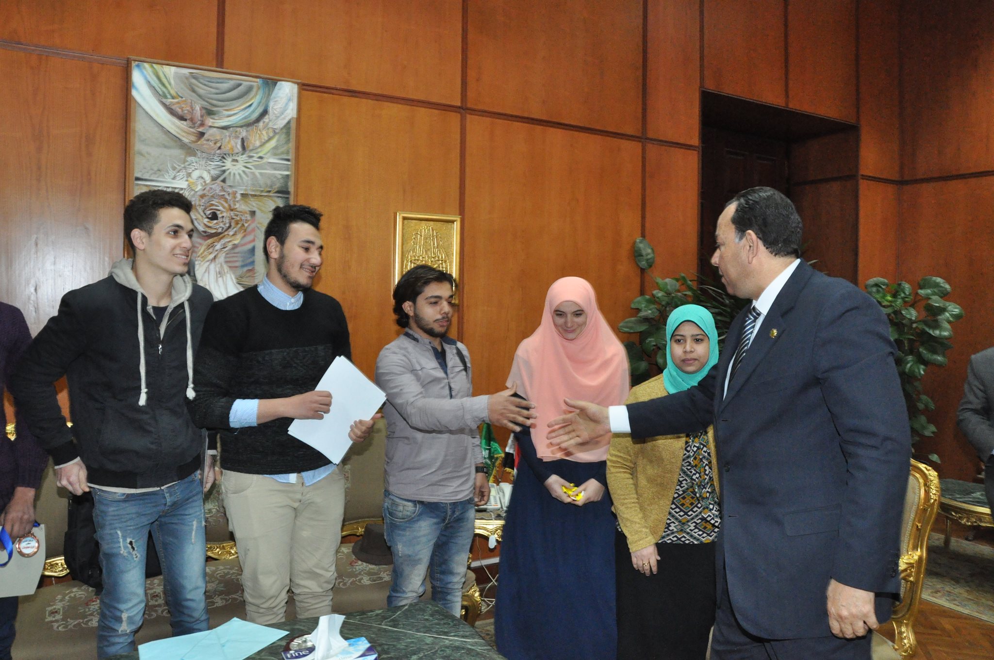 رئيس جامعة المنوفية يكرم طلاب التمريض (1)