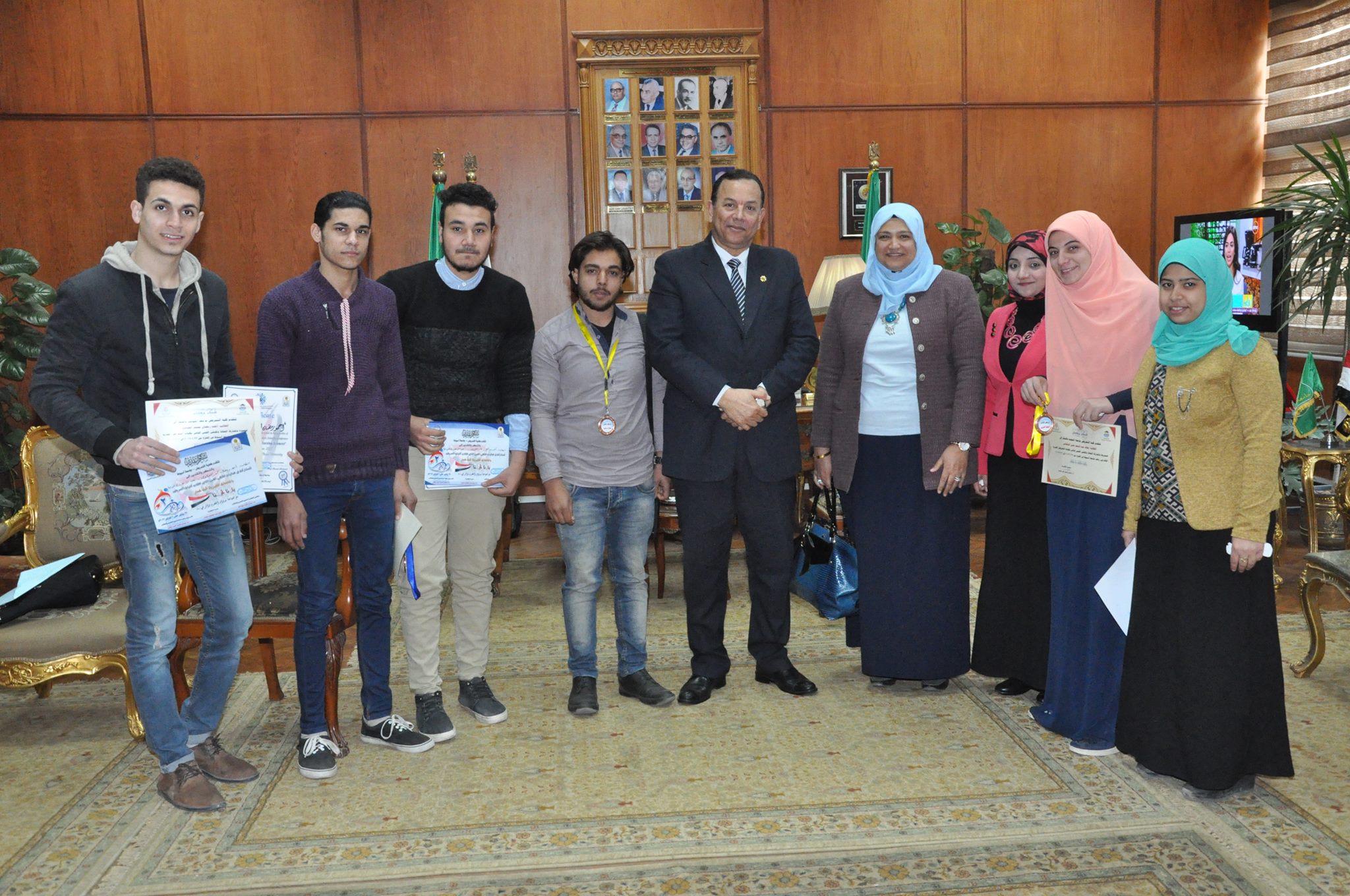 رئيس جامعة المنوفية يكرم طلاب التمريض (2)